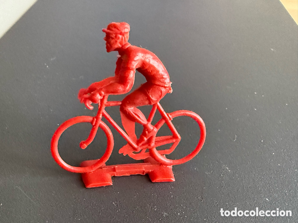 Figuras de goma y PVC: Antiguo CICLISTA. Pl&aacute;stico. Rojo - Foto 1