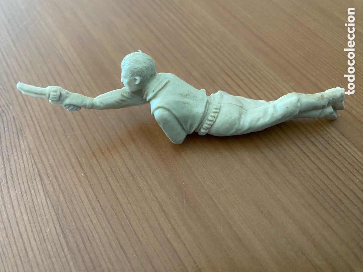 Rubber and PVC Figures: Vaquero tumbado disparando comansi