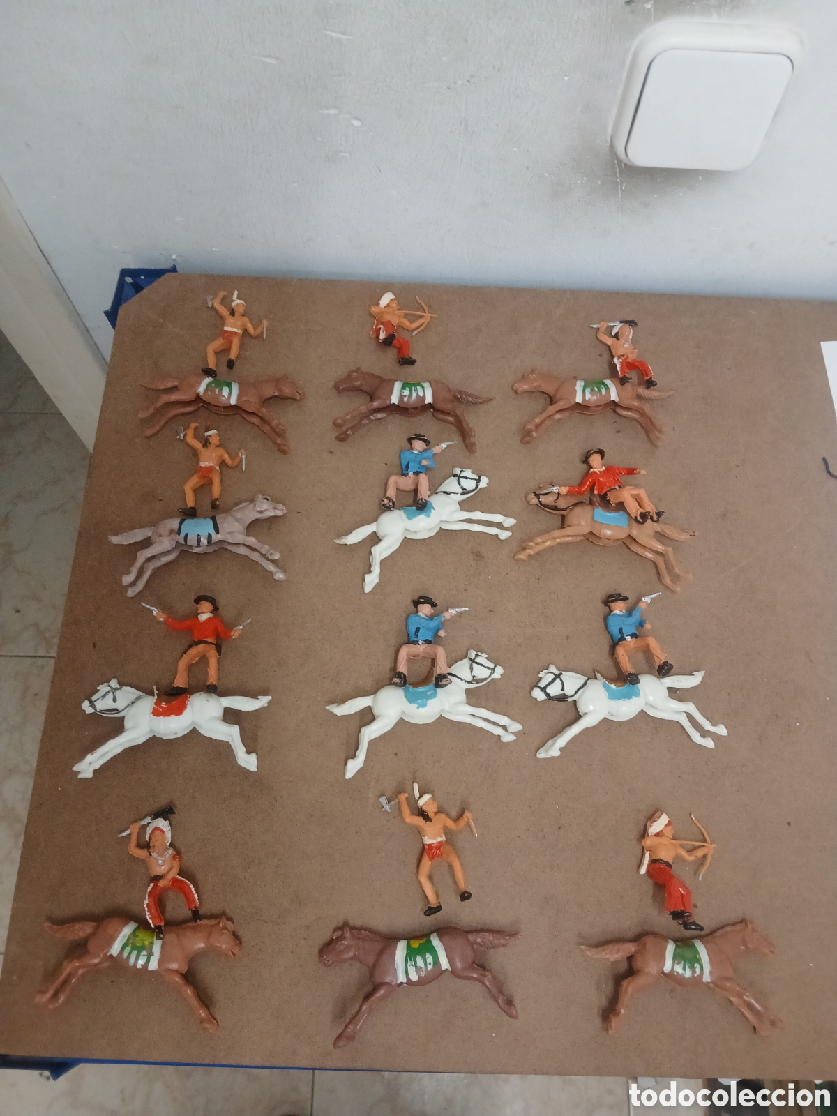 Figure di Gomma e PVC: Reamsa lote indios i pistoleros a caballo