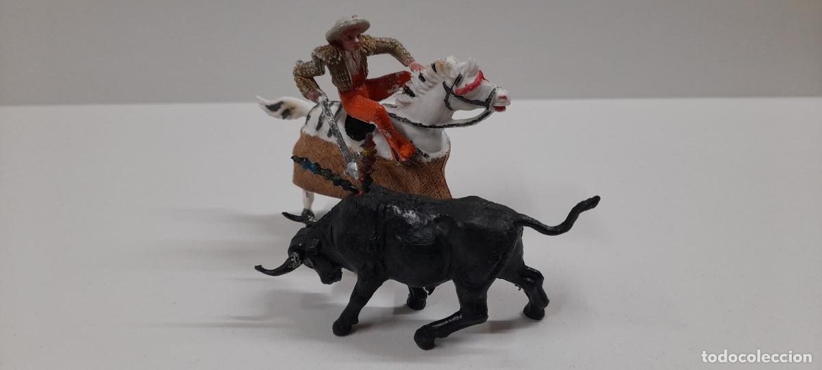 Figuras de goma y PVC: PICADOR A CABALLO Y TORO . REALIZADO POR TEIXIDO . ORIGINAL A&Ntilde;OS 60