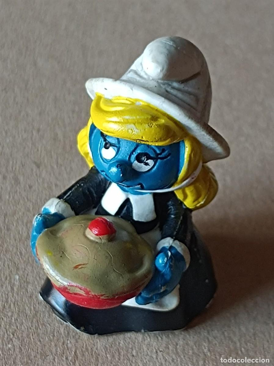 Figurines en Caoutchouc et PVC: FIGURA GOMA PVC PASTELERA PITUFINA CON PASTEL SERIE PITUFOS PEYO 1982