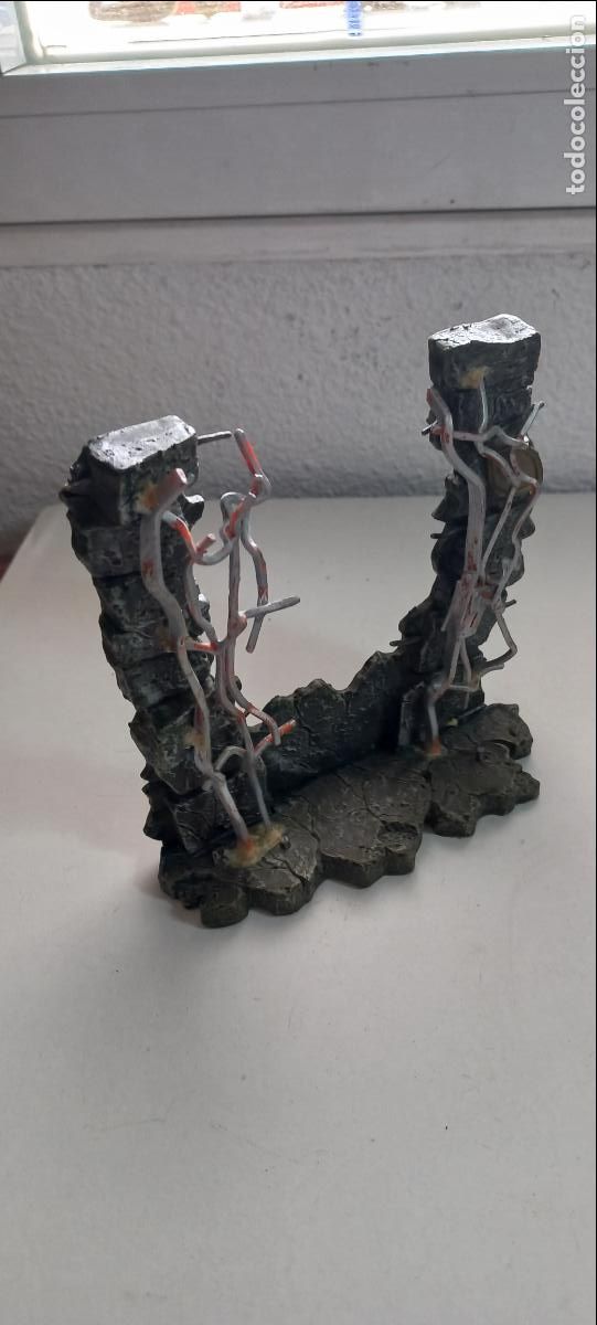 Rubber and PVC Figures: 2004 Marvel Legends X-Men Sentinel Wall Hanger