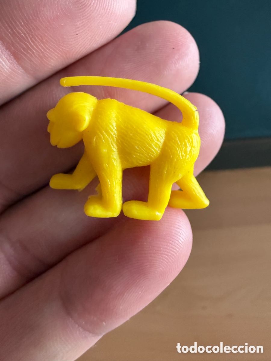 Figuras de goma y PVC: DUNKIN. MONO. Amarillo. PHOSKITOS