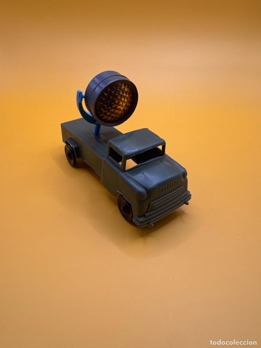 Figuras de goma y PVC: CAMI&Oacute;N MILITAR MADEL CON FOCO REFLECTOR &ndash; JUGUETE ANTIGUO ESPA&Ntilde;OL A&Ntilde;OS 60-70