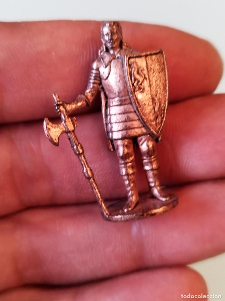 Figuras de goma Kinder: Miniatura Metal Soldadito Huevo Kinder Ferrero A&ntilde;os 70 Caballero Medieval.