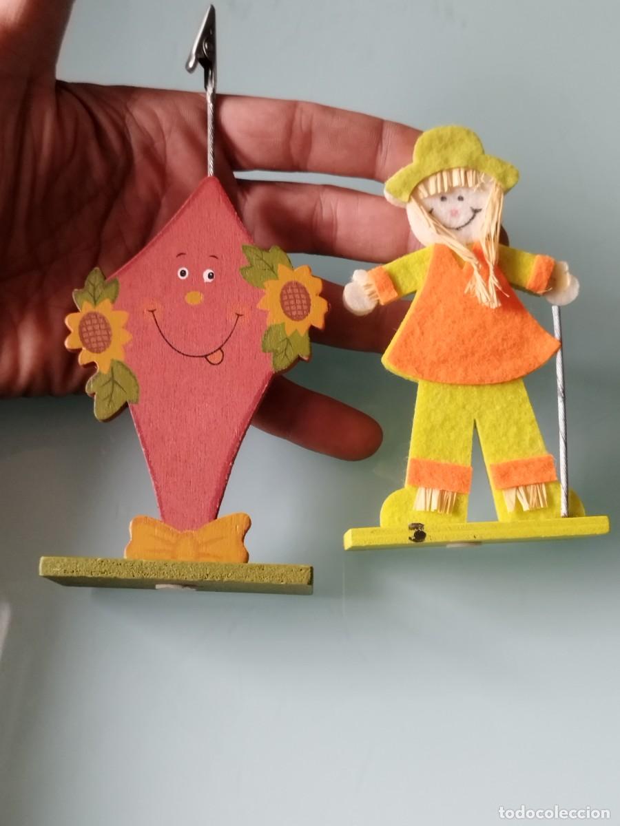 Figurines en Caoutchouc et PVC: Lote de 2 figuras decorativas de oto&ntilde;o: Cometa de madera y espantap&aacute;jaros de fieltro.