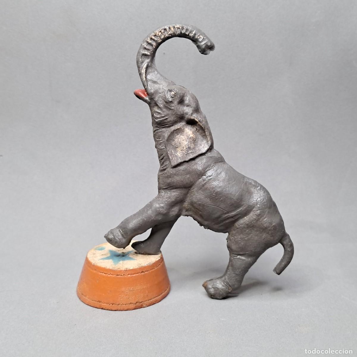 Figuras de goma y PVC: Antigua figura del Gran Circo Dir y Dor de JECSAN, Elefante sobre pedestal circense , a&ntilde;os 50 - 60