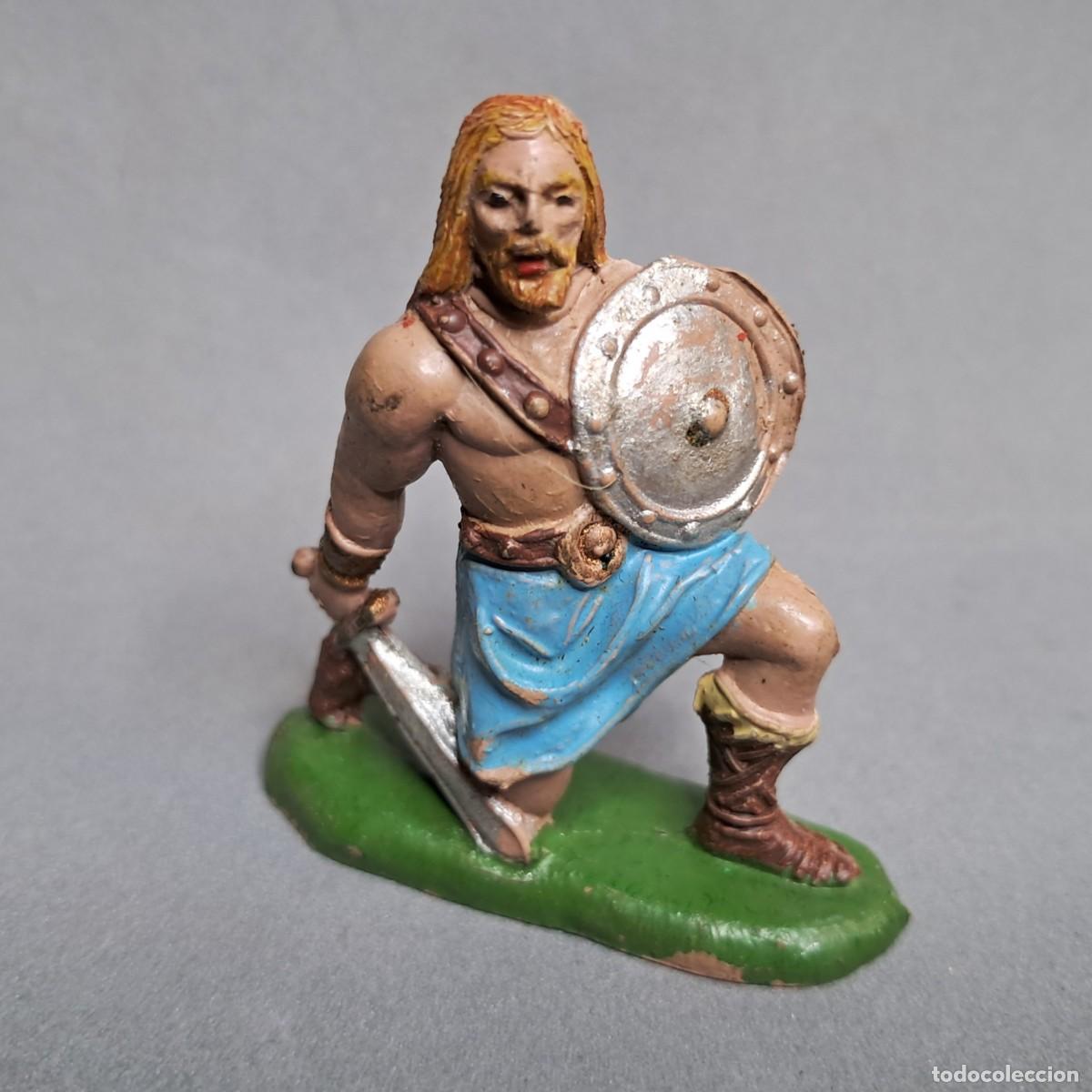 Figuras de goma y PVC: Antigua figura de la serie Vikingos de JECSAN, Vikingo de goma arrodillado, a&ntilde;os 50 - 60