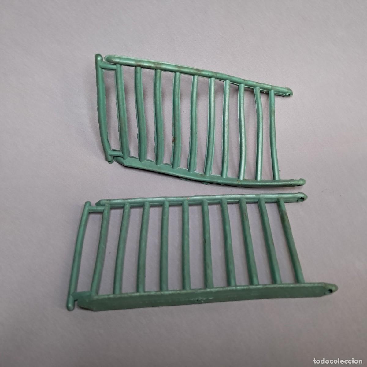 Figuras de goma y PVC: Antiguos barrotes de la jaula del Gran Circo Dir y Dor de JECSAN, a&ntilde;os 50 - 60