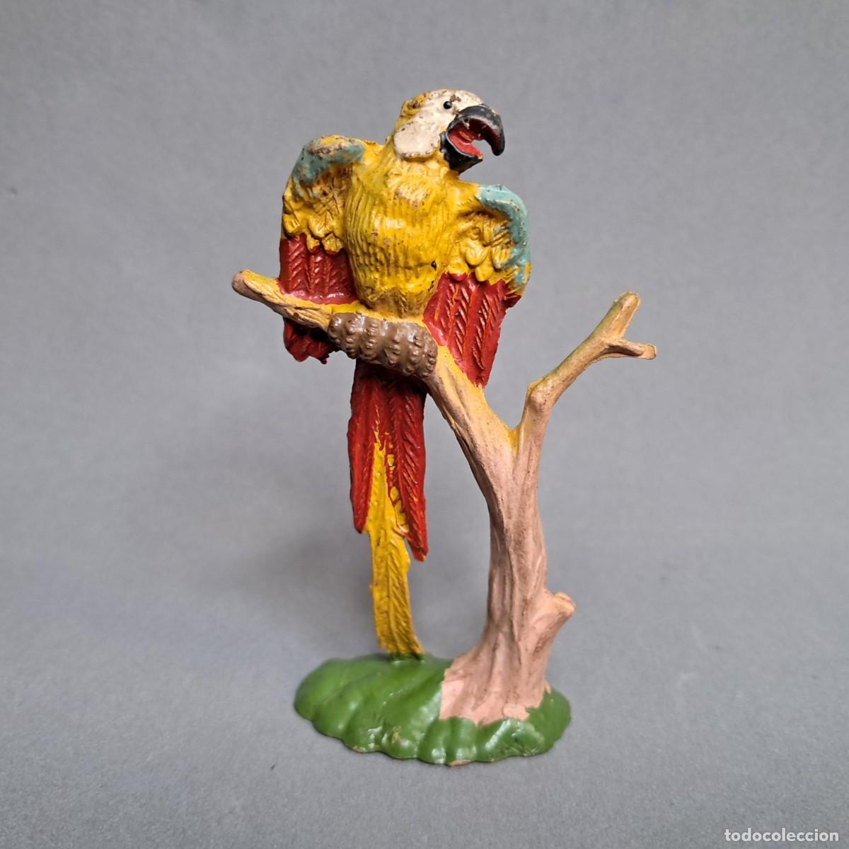 Figuras de goma y PVC: Antigua figura de un loro sobre una rama de JECSAN, serie Ferias Historia Natural, a&ntilde;os 50 - 60
