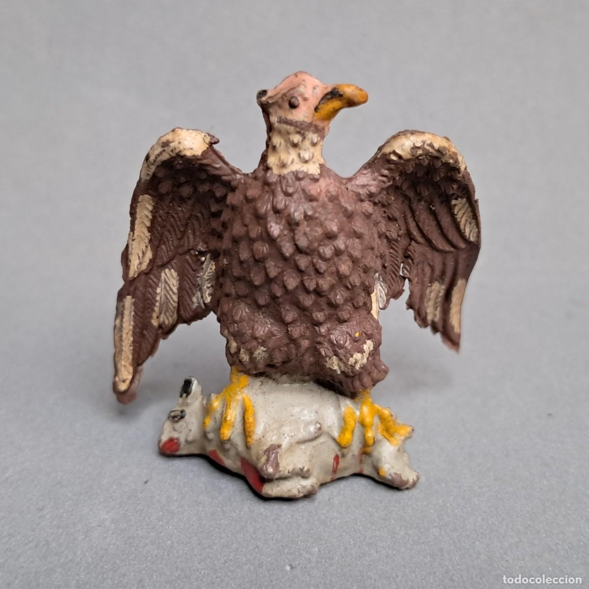 Figuras de goma y PVC: Antigua figura de goma de un &Aacute;guila cazando un conejo de LAFREDO, a&ntilde;os 50 - 60