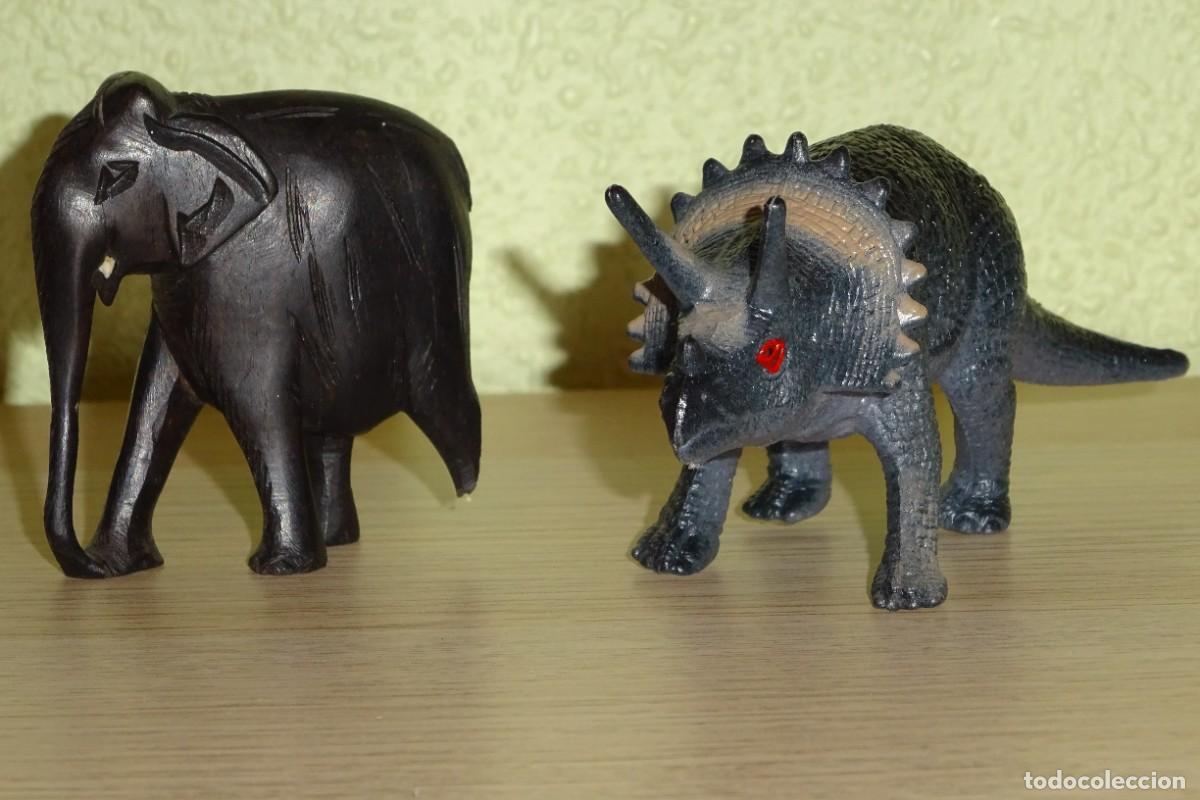 Figuras de goma y PVC: LOTE DE DINOSAURIO GOMA SEMI RIGIDA 6X 14 CMS , Y ELEFANTE DE PLASTICO DURO 6 X 6 CMS CON PATA ROTA