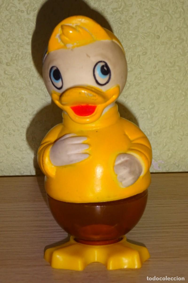 Figuras de goma y PVC: PATO DISNEY CUERPO DE GOMA Y BASE DISPENSADORA DE MINI CHOCOLATES DE PLASTICO , 12 CMS