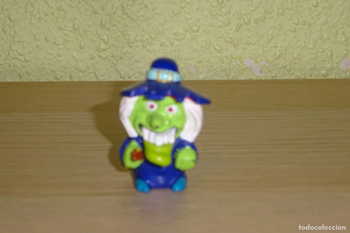 Figuras de goma Kinder: BRUJITA QUE MUEVE LA BOCA CUANDO SE ARRASTRA , PVC , 4 CMS