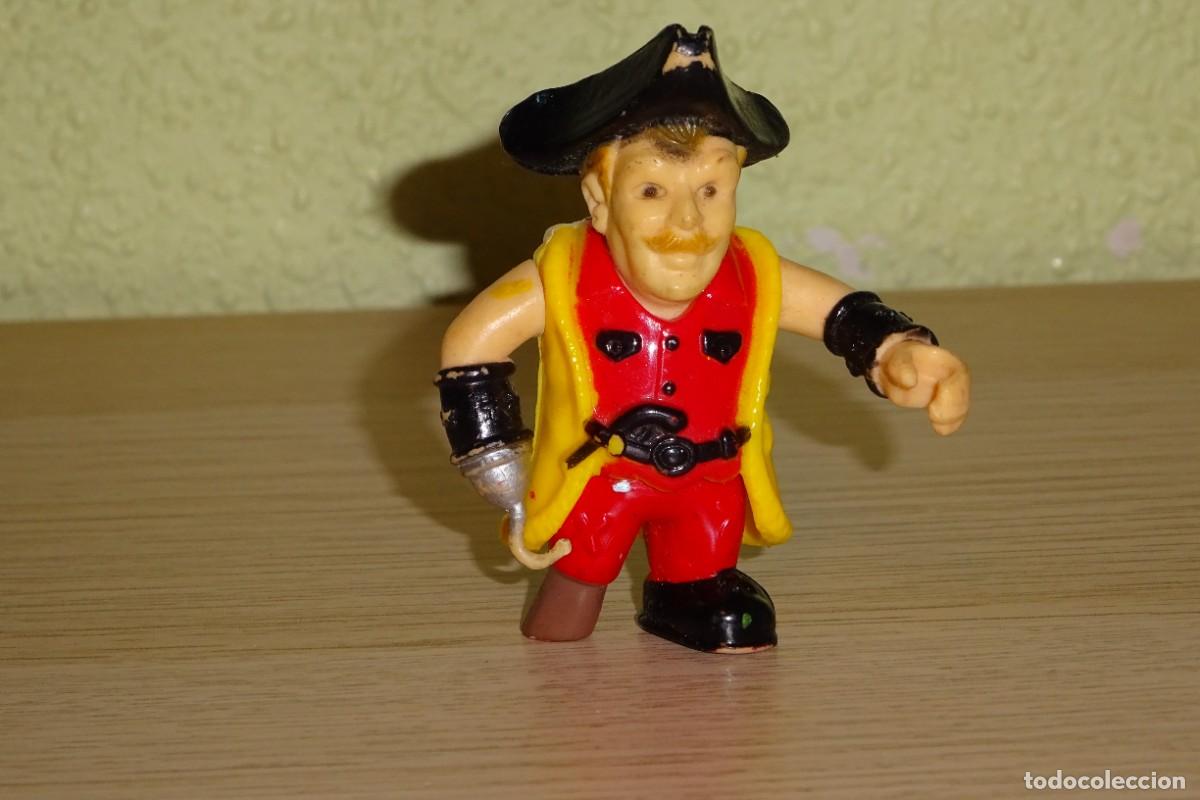 Figuras de goma y PVC: CAPITAN PATA PALO , FABRICADO EN PVC CON BRAZOS MOVILES . 6 CMS