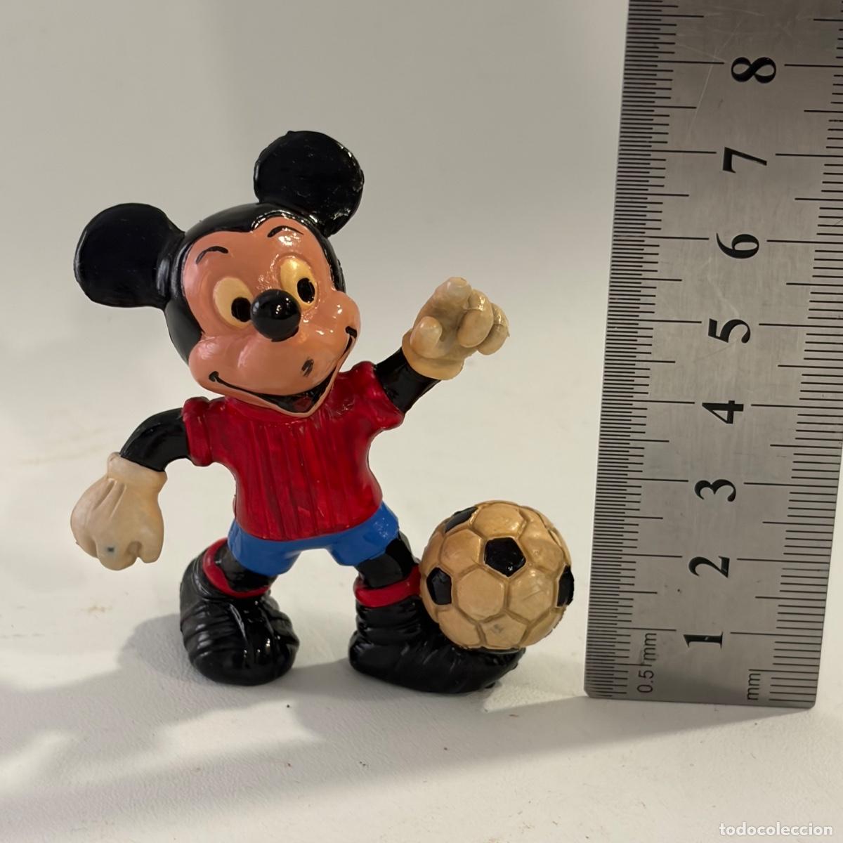Figuras de goma y PVC: figura mu&ntilde;eco mickey mouse futbolista con bal&oacute;n walt disney