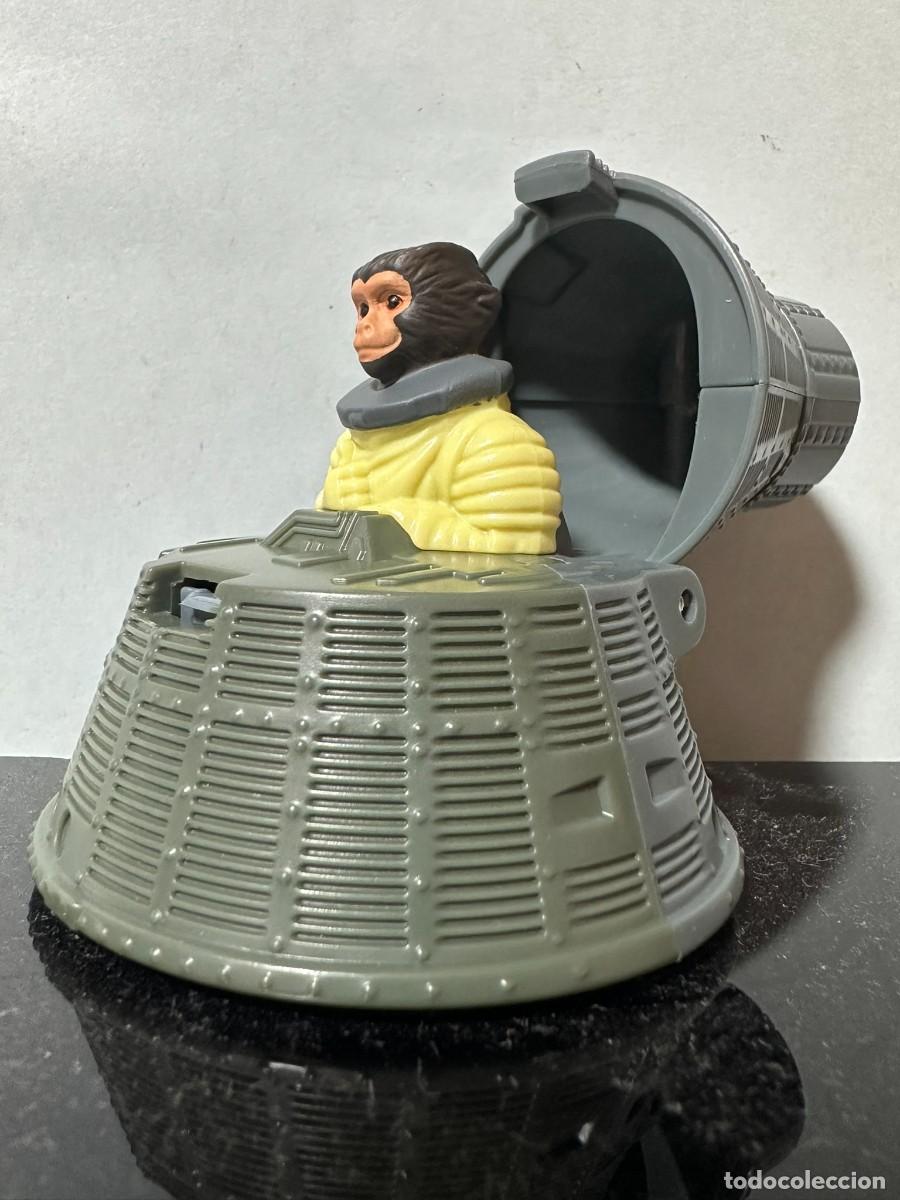 Figuras de goma y PVC: Figura mono y c&aacute;psula Space Monkey 2009 - Foto 2