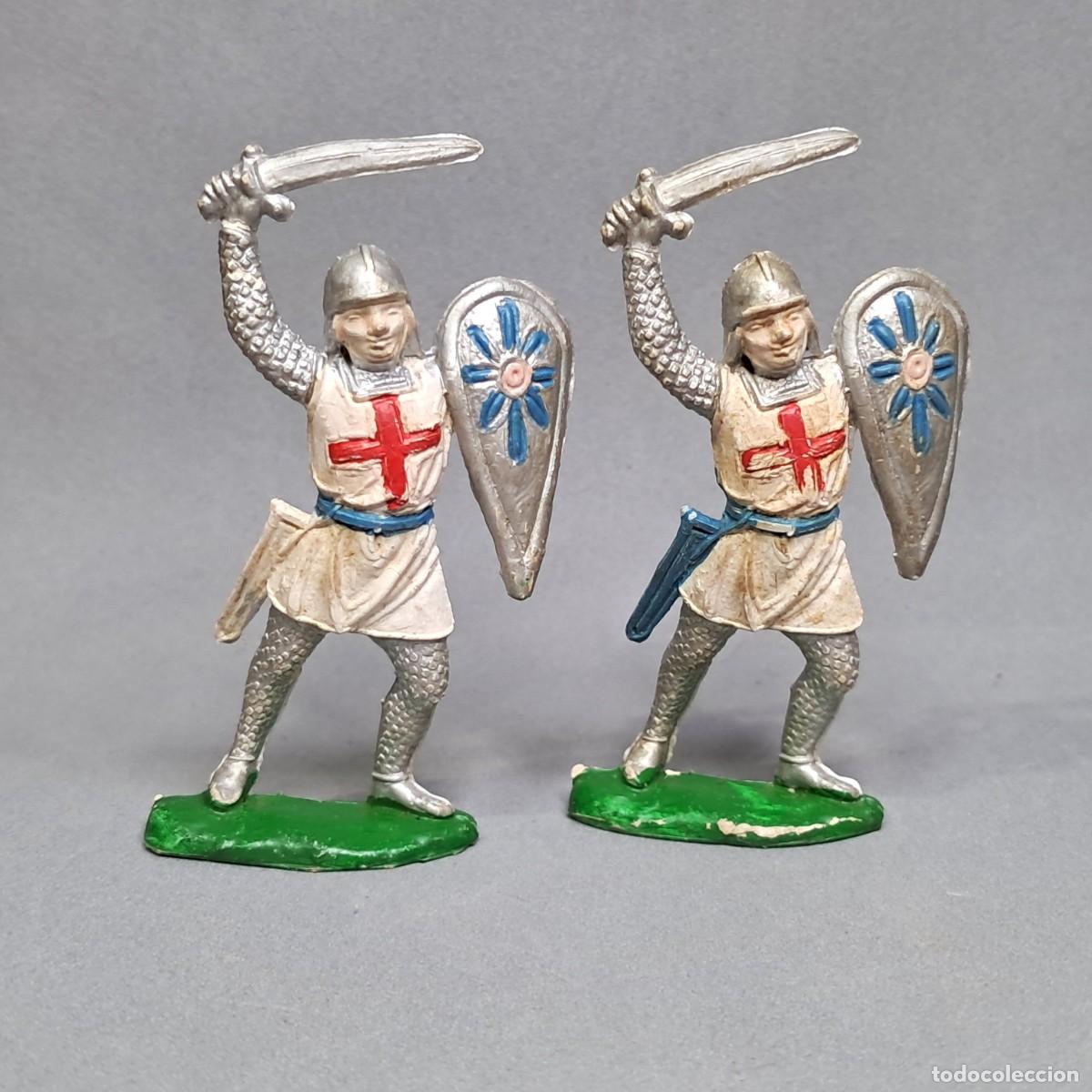 Figuras de goma y PVC: Antigua figura de colecci&oacute;n Cruzados de PECH, 2X Soldado medieval cristiano con espada, a&ntilde;os 50 - 60