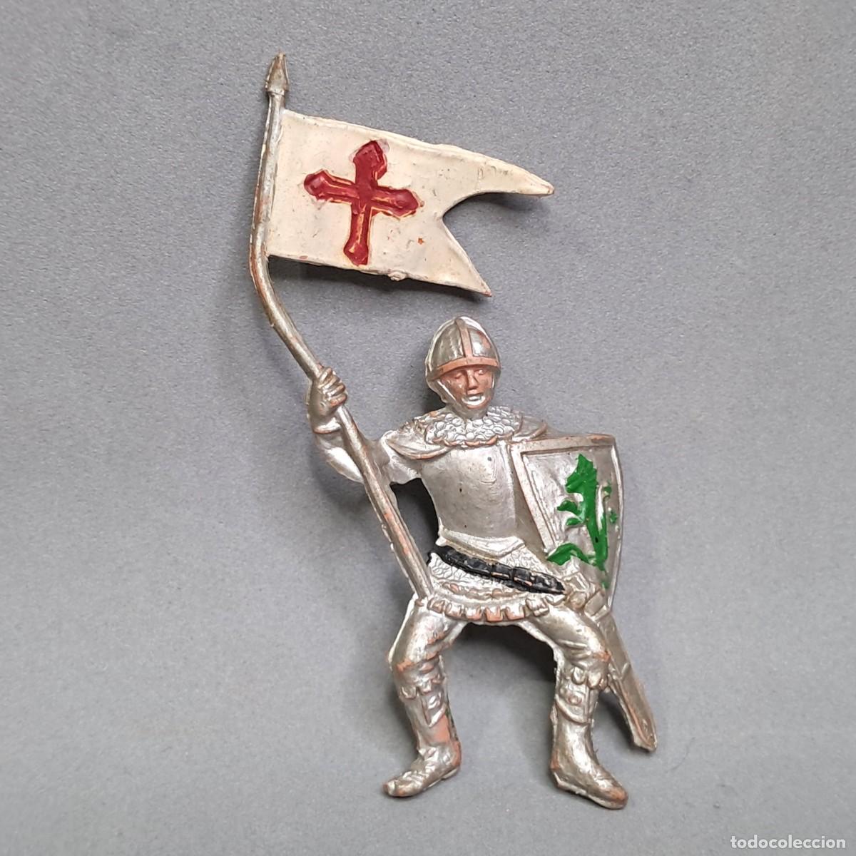 Figuras de goma y PVC: Antigua figura de la colecci&oacute;n Cruzados de PECH, Soldado medieval cristiano abanderado, a&ntilde;os 50 - 60