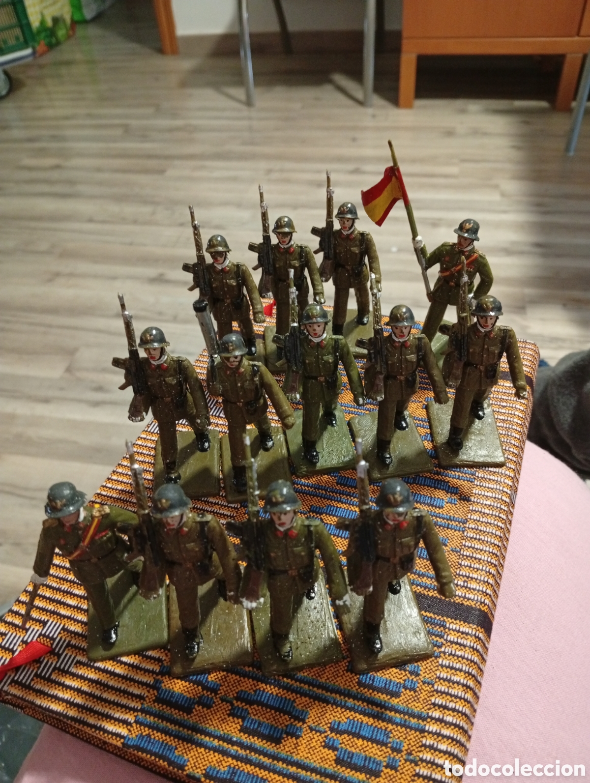 Figuras de goma y PVC: 13 soldados espa&ntilde;oles perfecto estado reansa/gomarsa