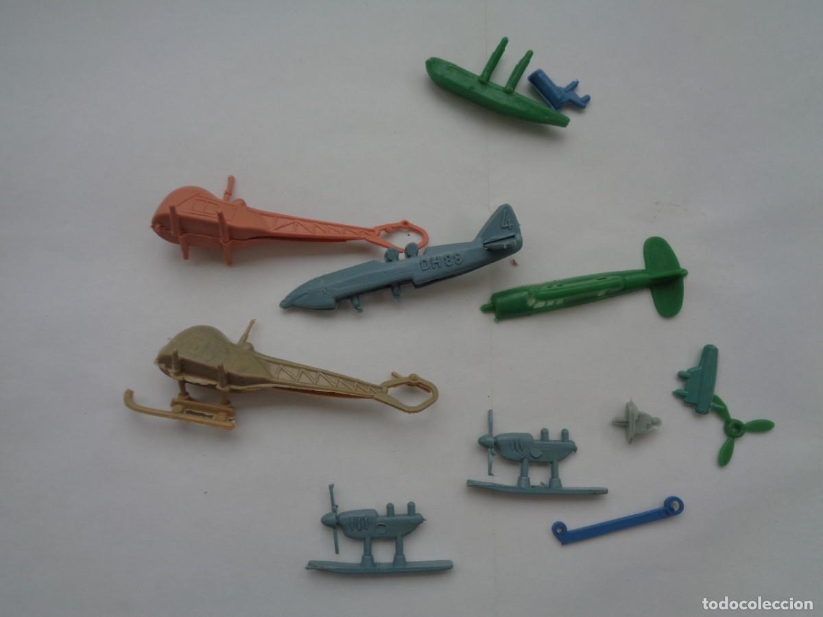 Figuras de goma y PVC: LOTE DE PIEZAS SUELTAS DE PLATICO DE MONTAPLEX : HELICOPTEROS Y AVIONES . DESG&Uuml;ACE
