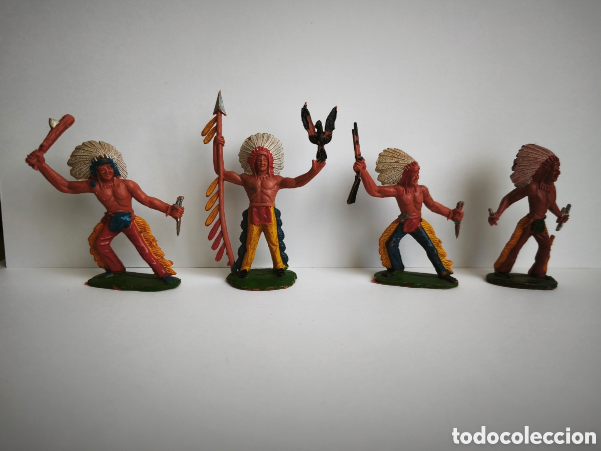 Figuras de goma y PVC: Cuatro figuras de indios de Sotorres. Plastico .Muy buen estado.