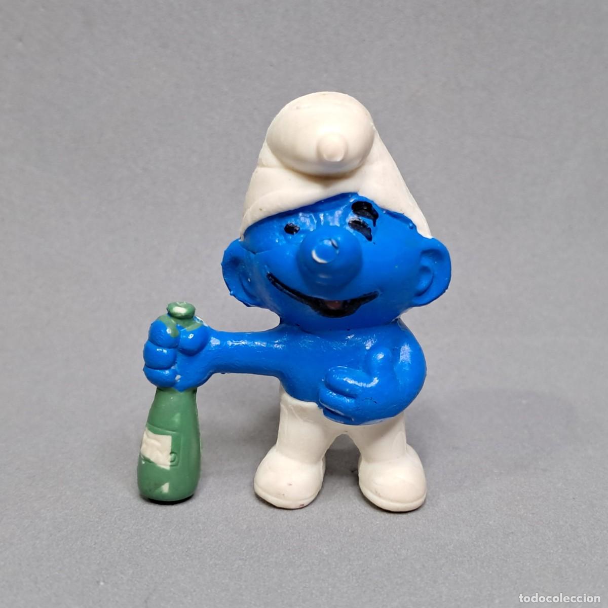 Figuras de goma y PVC: Pitufo sonriente con una botella de champ&aacute;n, cava o vino. Bootleg, no se aprecia marca. A&ntilde;os 80