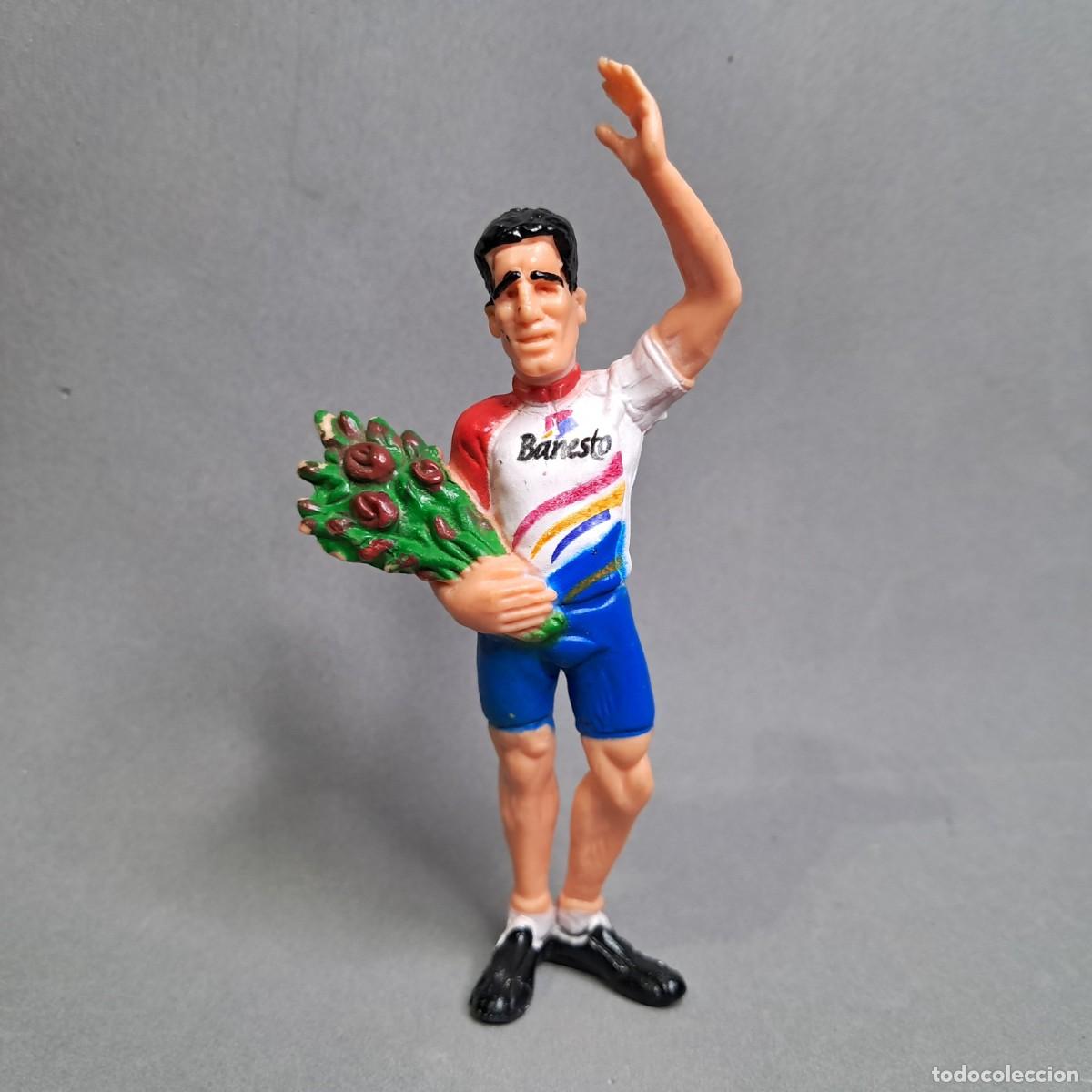 Figuras de goma y PVC: Antigua figura de Miguel Indur&aacute;in ciclista laureado del equipo Banesto, a&ntilde;os 1990 a 1996