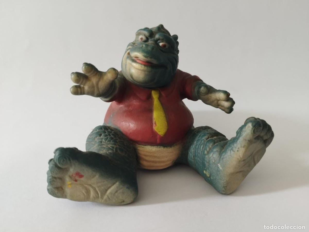 Figuras de goma y PVC: Figura Earl Sinclair serie Dinosaurios &ndash; Camisa roja y corbata amarilla
