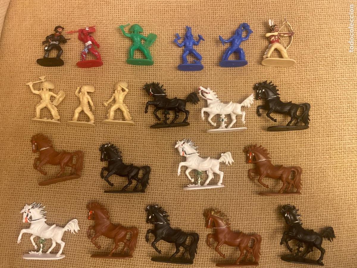 Figuras de goma y PVC: Lote indios,vaqueros y caballos W. Germany - Foto 1