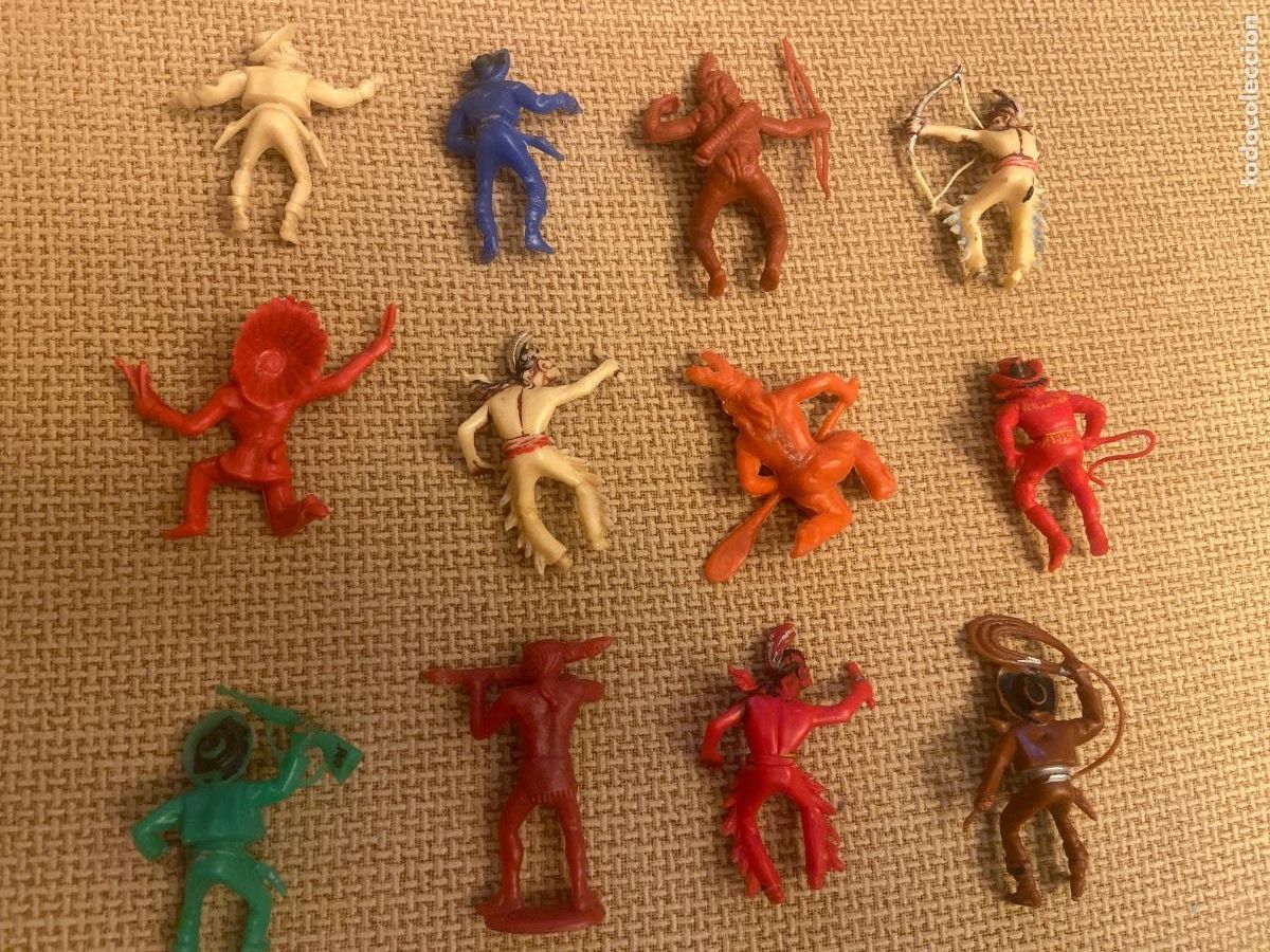 Figuras de goma y PVC: Lote indios y vaqueros antiguos - Foto 2
