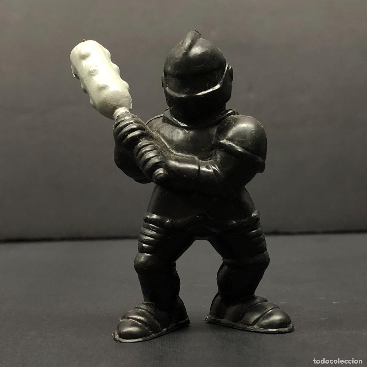 Figuras de goma y PVC: FIGURA DEL CABALLERO NEGRO - FISHER PRICE - THE GREAT AVENTURES CASTLE - VINTAGE - 6,5 CM / 1541