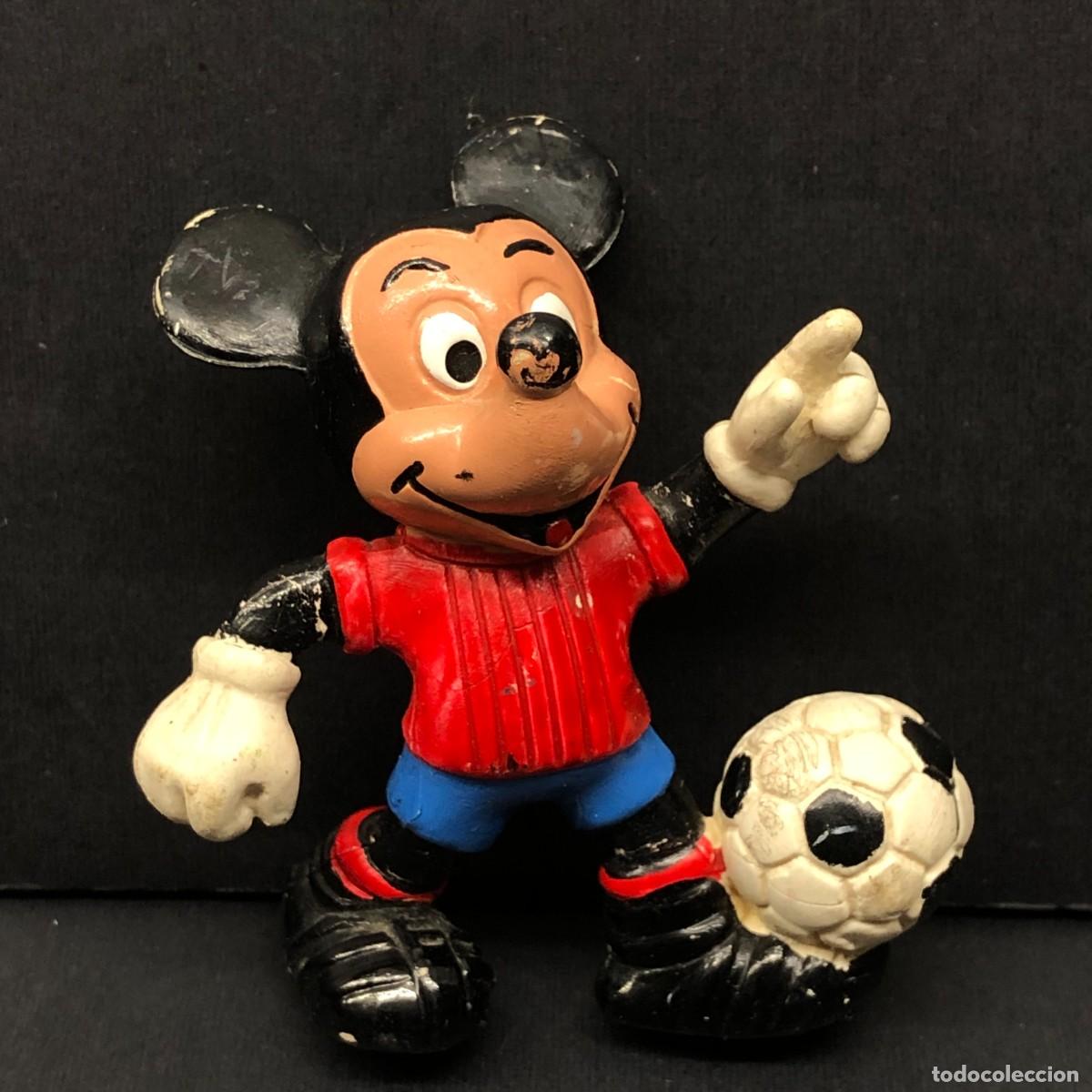 Figuras de goma y PVC: FIGURA DE JUGADOR DE FUTBOL DE MICKEY MOUSE - AURA SPAIN - 1980'S - VINTAGE - 6,8 CM / 1581
