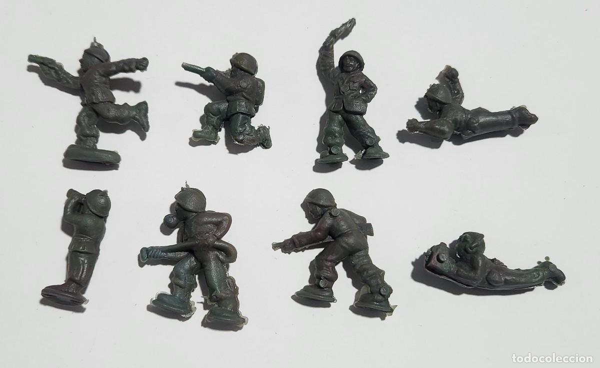Figuras de goma y PVC: SOLDADOS DE GUERRA lote de 8 miniaturas &iquest;son DUNKIN? monocrom&aacute;ticas VINTAGE a&ntilde;os '70s