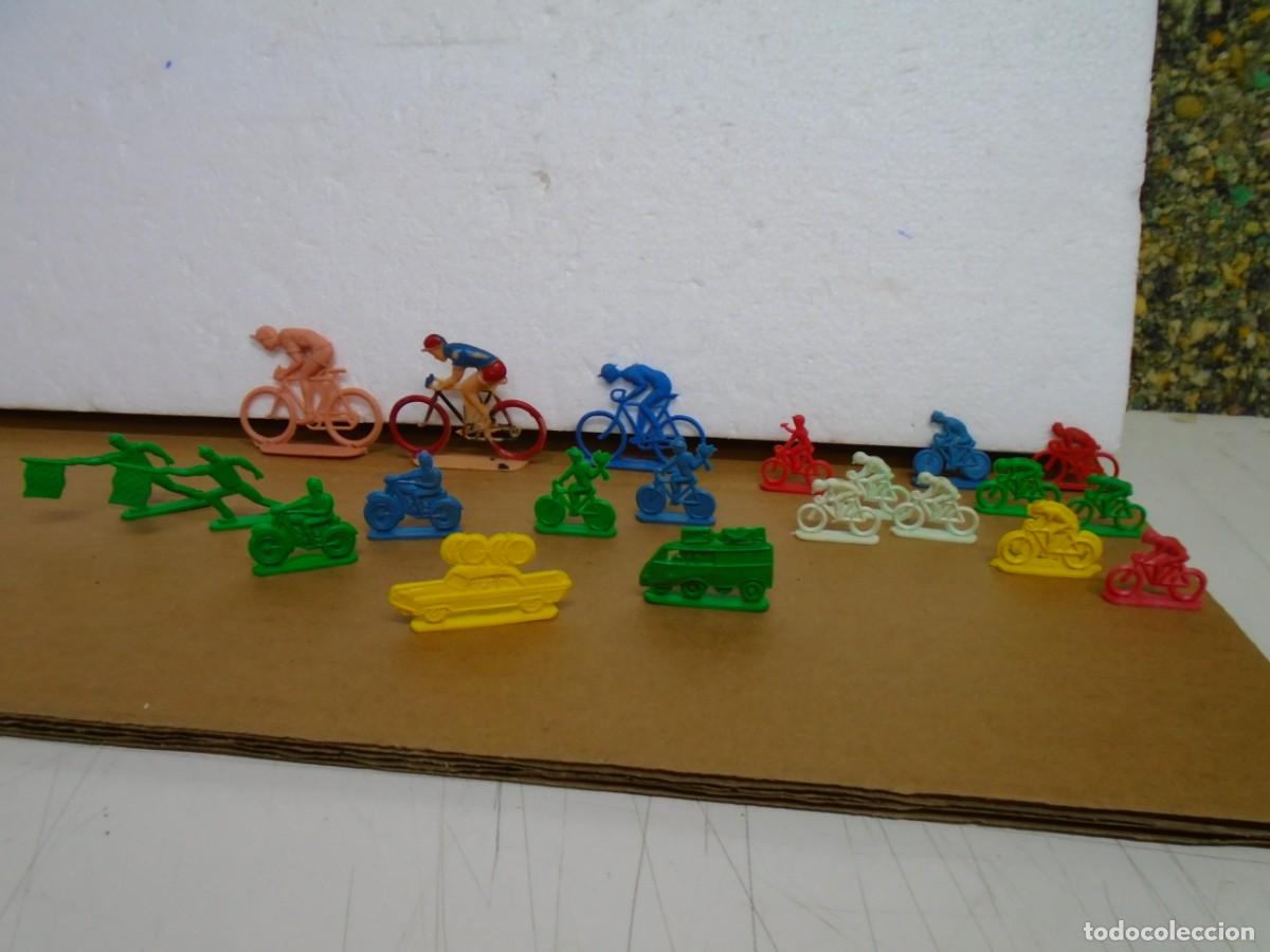 Figuras de goma y PVC: LOTE DE 21 FIGURAS DE PLASTICO VUELTA CICLISTA,A&Ntilde;OS 60,MONTAPLEX,SOTORRES,ETC...