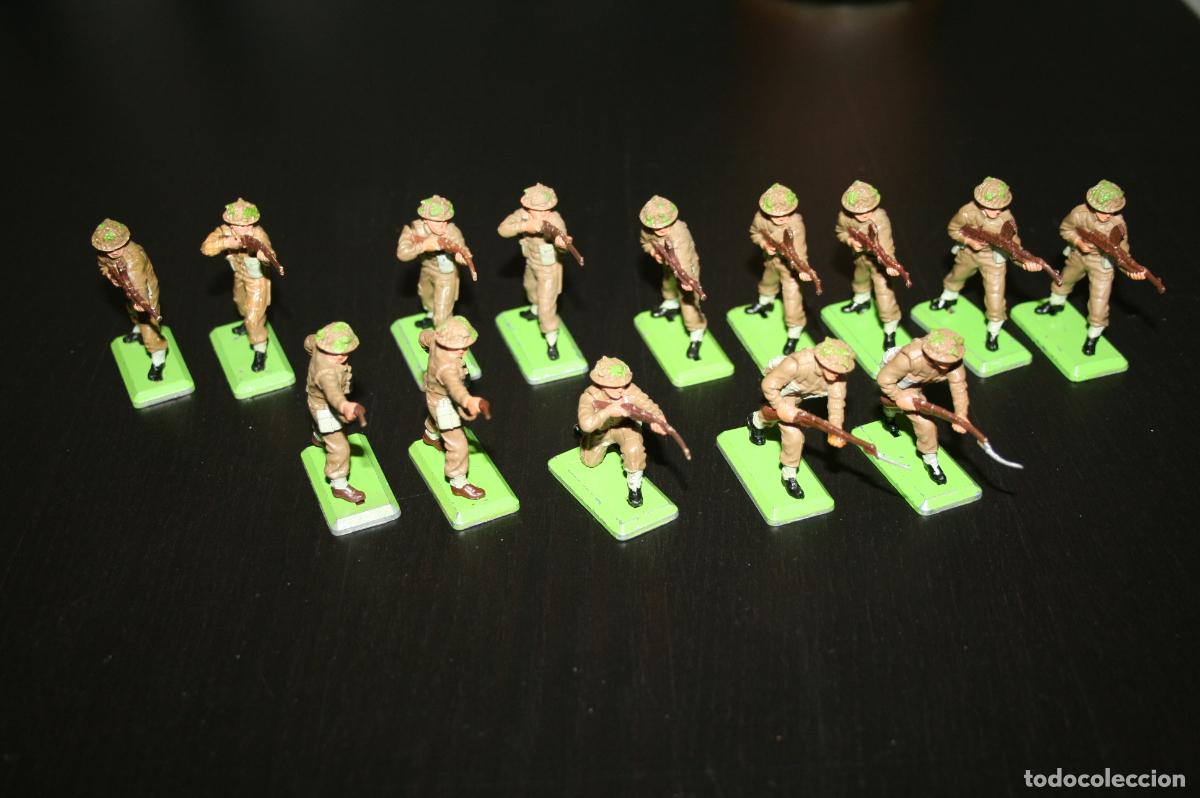 Figuras de goma y PVC: Britains deetail 14 Soldados ingleses WW II segunda guerra mundial a&ntilde;os 70 placa metal