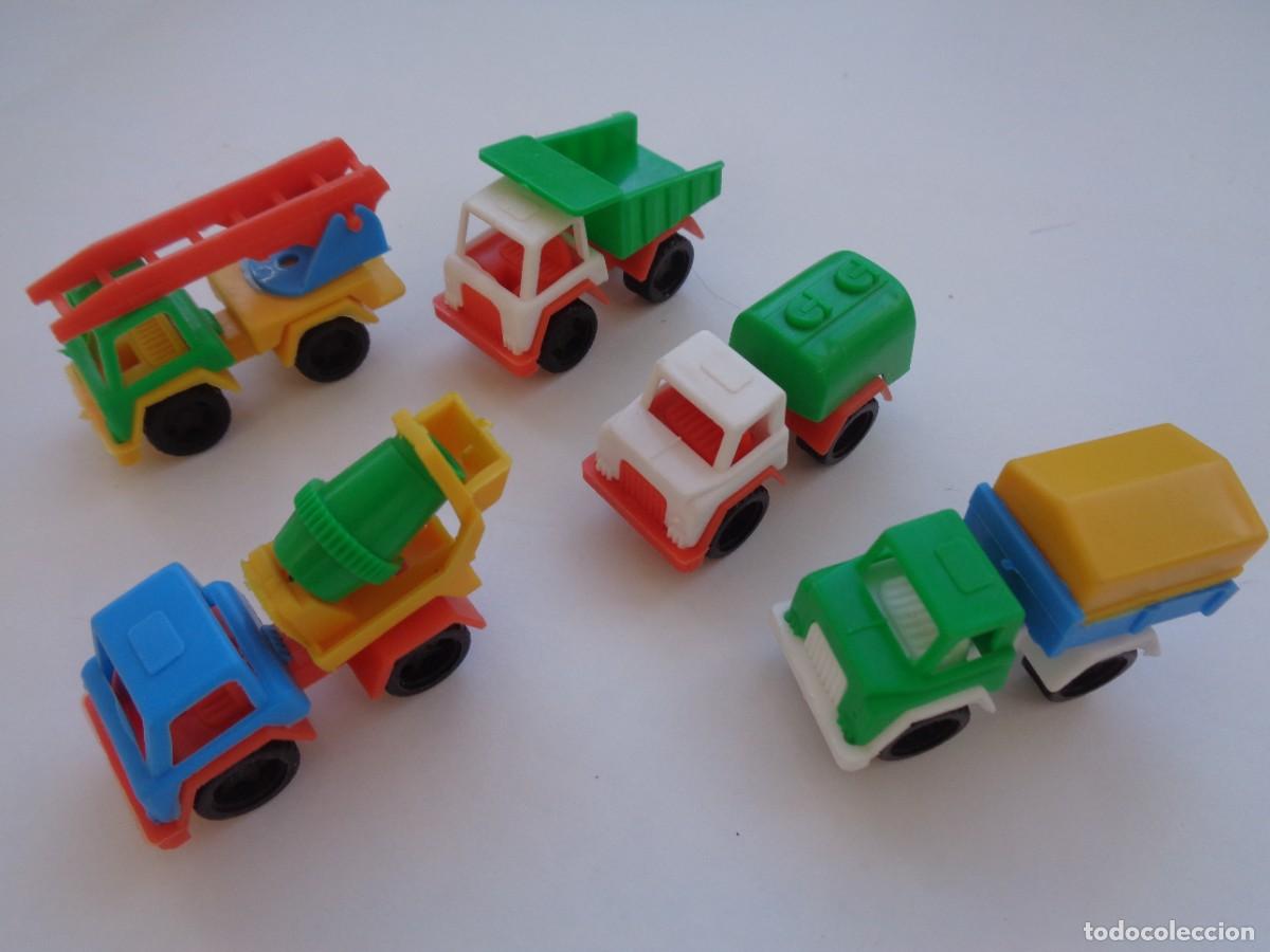 Figuras de goma y PVC: LOTE DE 5 CAMIONES ANTIGUOS DE PLASTICO DE MONTAPLEX
