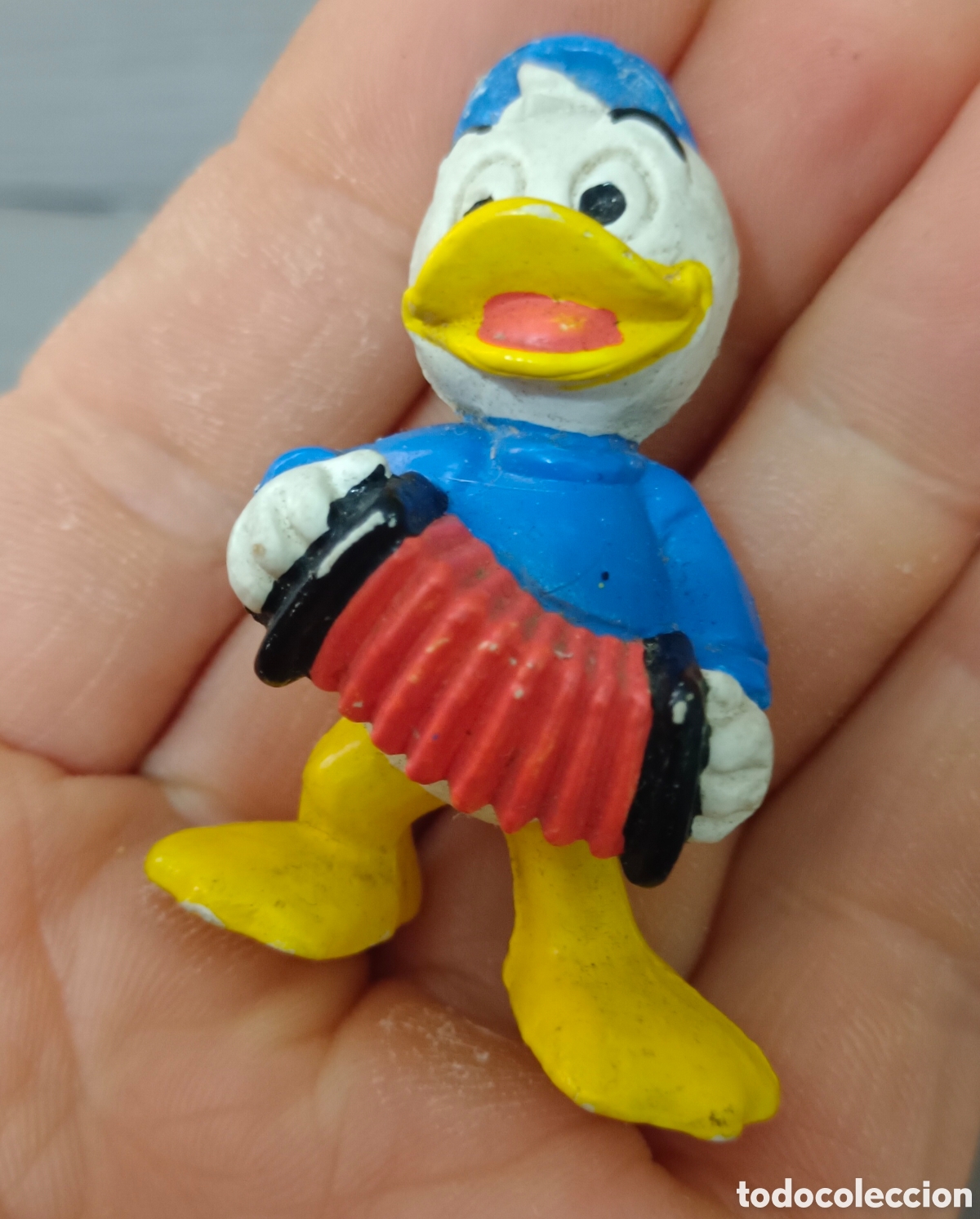 Figuras de goma y PVC: Antigua figura goma sobrino pato donald acordeon disney a&ntilde;os 80