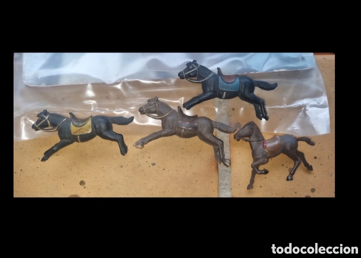 Figuras de goma y PVC: 4 caballos de goma lafredo