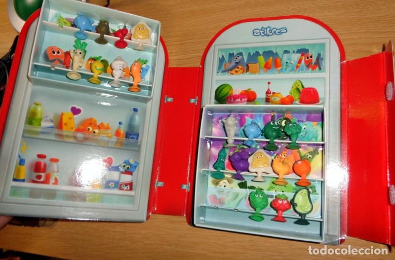 Figuras de goma y PVC: ESTUCHE COLECCI&Oacute;N STIKEEZ - SUPERMERCARDO ALCAMPO - CONTIENE 20 FIGURAS. A&Ntilde;O 2022. CASI COMPLETO