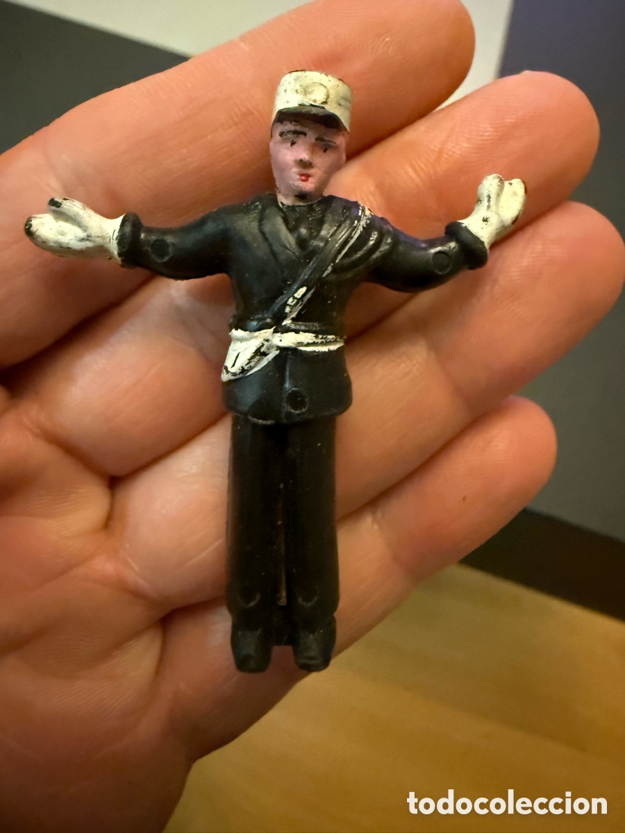 Figuras de goma y PVC: Figura Goma. AGENTE DE TR&Aacute;FICO. a&ntilde;os 60
