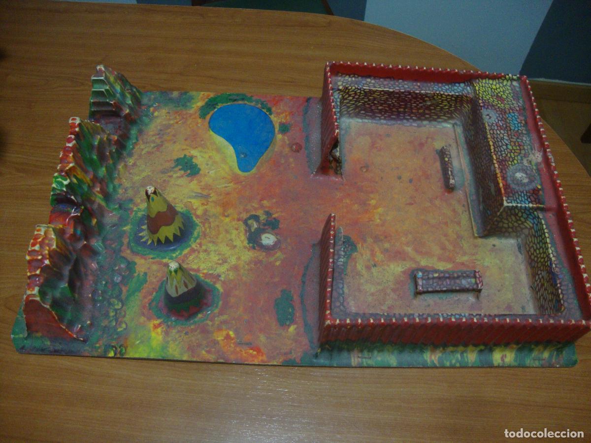 Figuras de goma y PVC: RARO DIORAMA FUERTE TIPY INDIOS MONTA&Ntilde;AS PLASTICO BASE MADERA 63 X 39 CM DESCONOCEMOS FABRICICANTE