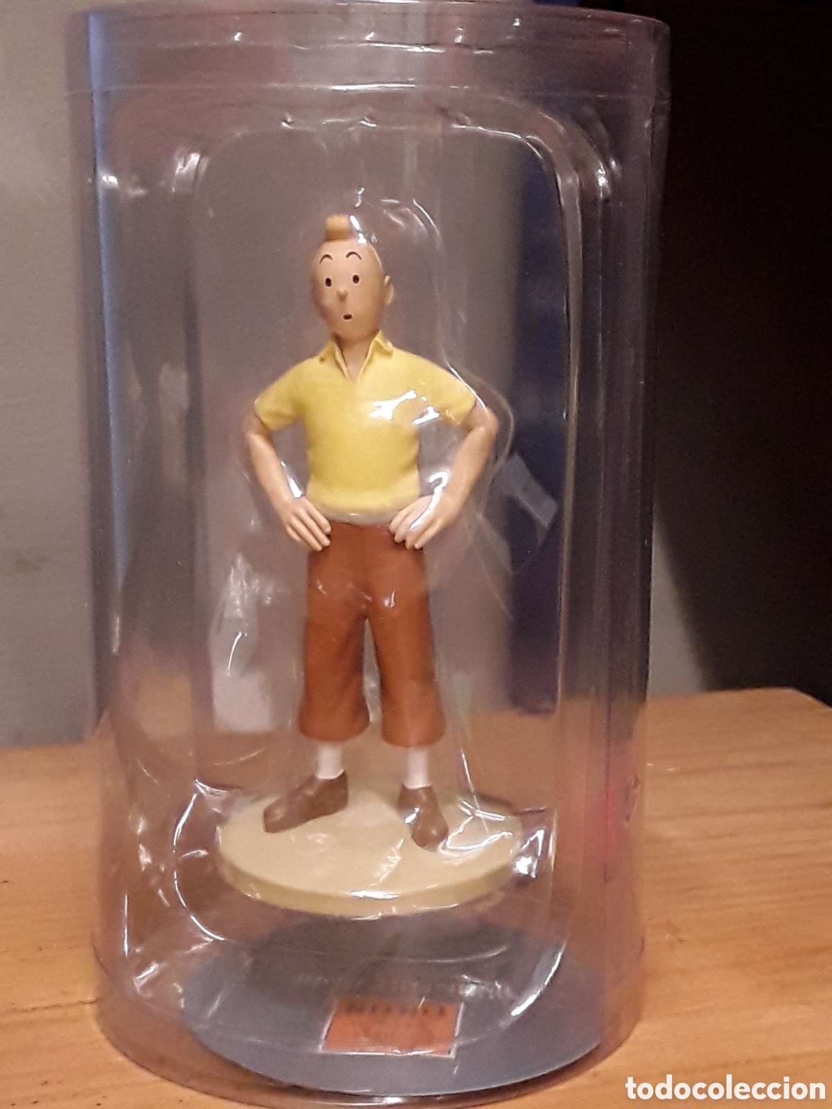 Figuras de goma y PVC: Figura de Resina Tint&iacute;n con Polo Amarillo