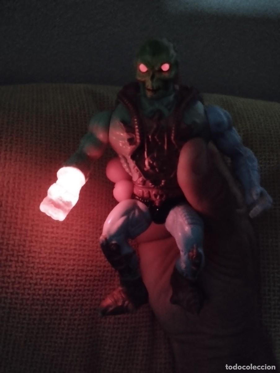 Figuras Masters del Universo: Skeletor ojos de Fuego - Foto 3