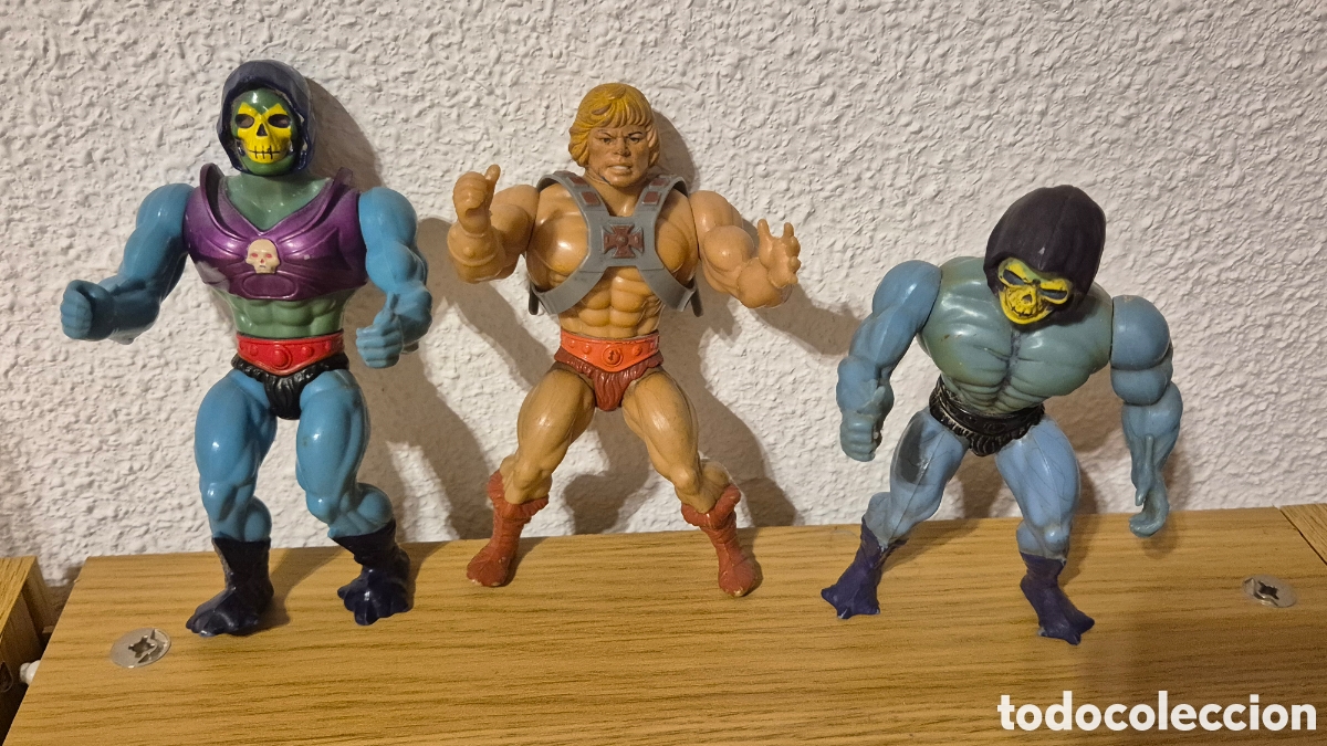 Figuras Masters del Universo: Heman y 2 Skeletor A&ntilde;os 80 Mattel. Les cuesta mantenerse en pie. Y enganche del chaleco de Heman rot