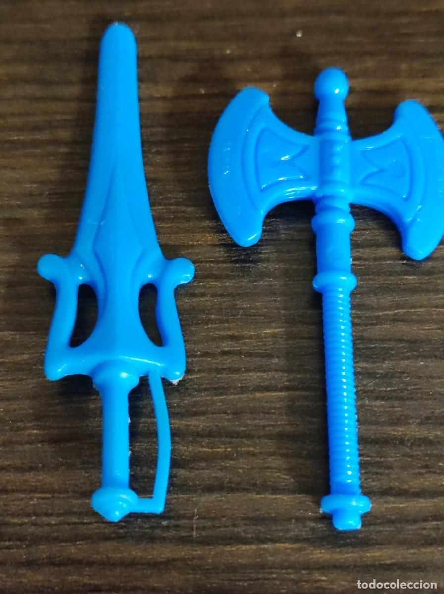 Figuras Masters del Universo: HE-MAN. HACHA Y ESPADA (CON GUARDA) AZULES. MOTU. VINTAGE A&Ntilde;OS 80