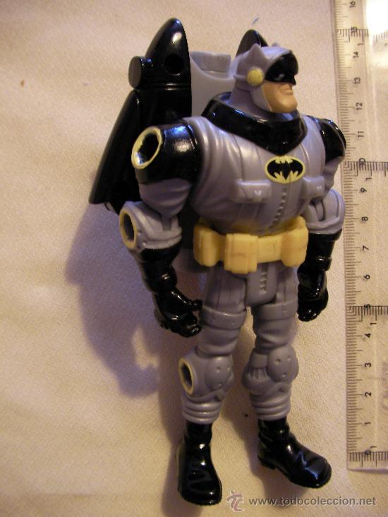 Figuras y mu&ntilde;ecos DC: BATMAN CON ARTILUGIO Y ARMADURA - Foto 1