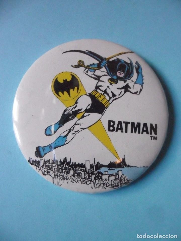 Figuras y mu&ntilde;ecos DC: VINTAGE SUPER POWERS BUTTON RAINBOW DESIGNS BATMAN DC COMICS INC 1978 - Foto 1