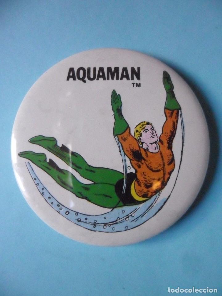 Figuras y mu&ntilde;ecos DC: VINTAGE SUPER POWERS BUTTON RAINBOW DESIGNS AQUAMAN DC COMICS INC 1971 - Foto 1