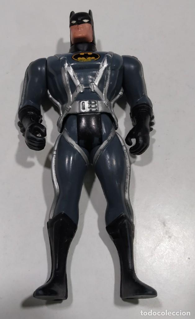 Batman The Animated Series Figura De Acción 15 Cm Con 2 Cabezas Alternativas Y Piezas Para Armar Clock King, Incluye Base Y Tarjeta